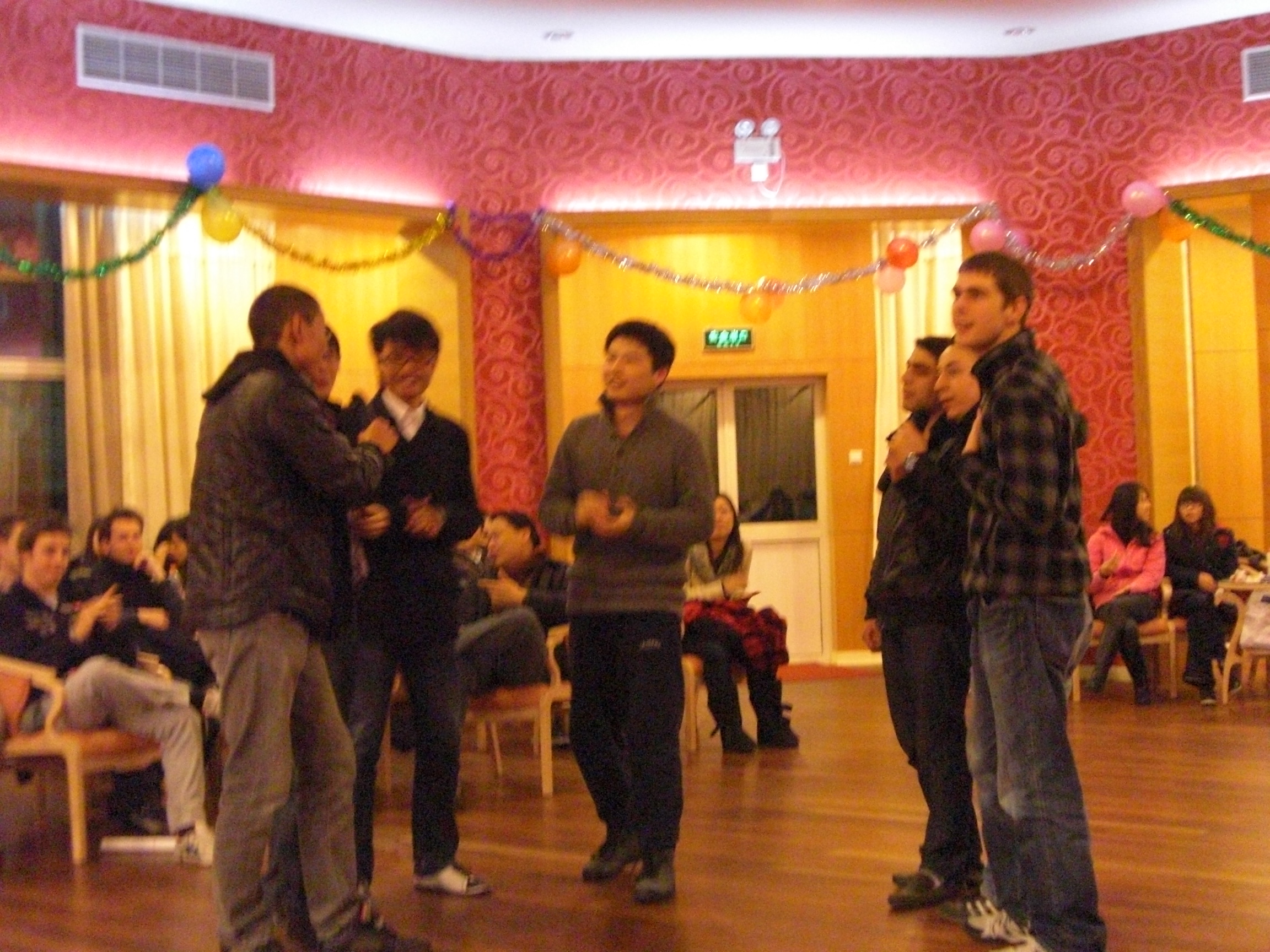 中外联谊会报道20101207\中外学生一起做游戏